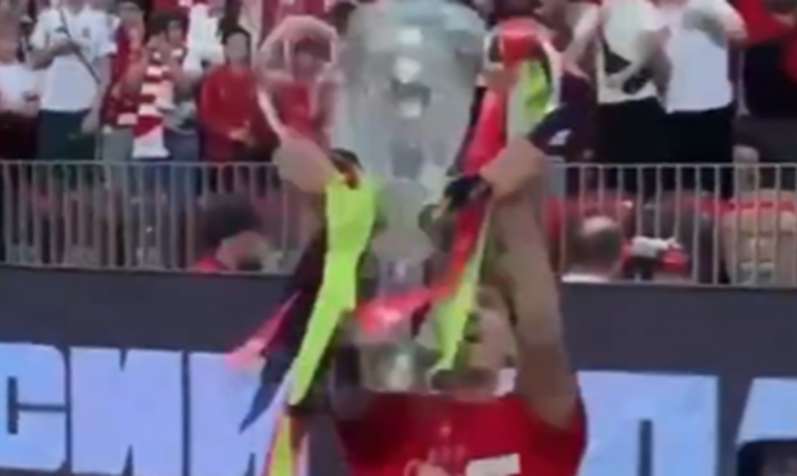 HIT! Piłkarz Spartaka PODNOSI PUCHAR, który nagle... PRZEŁAMUJE SIĘ NA PÓŁ xD [VIDEO]
